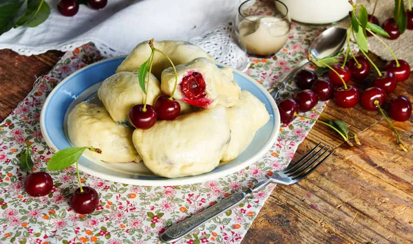 Dumplings Met Kers Oude Houten Tafel Rustieke Stijl — Stockfoto