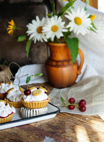 Tartlets Met Eiwit Meegetroond Kers Cognac — Stockfoto