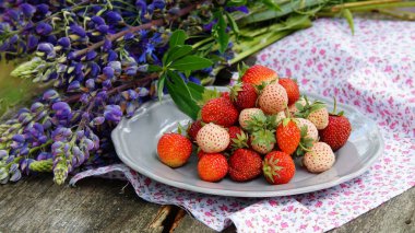 Pineberry ve eski ahşap arka plan üzerinde çilek