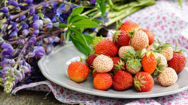 Pineberry ve eski ahşap arka plan üzerinde çilek