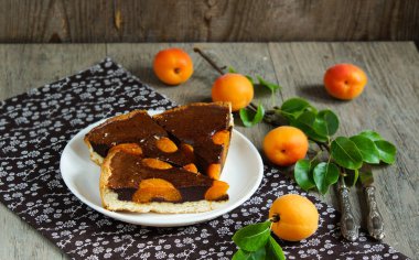 çikolata ve kayısı ile tart