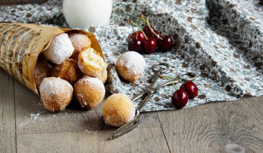 çörek topları, castagnoles pudra şekeri ile İtalyan