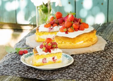 sünger kek krem taze olgun çilek ile