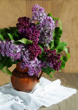 Leylak seramik sürahi içinde