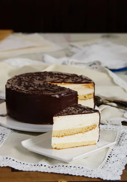 Torta Leche Aves Pastel Tradicional Ruso Con Mousse Chocolate — Foto de Stock