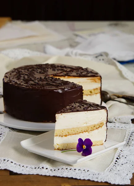 Torta Leche Aves Pastel Tradicional Ruso Con Mousse Chocolate — Foto de Stock