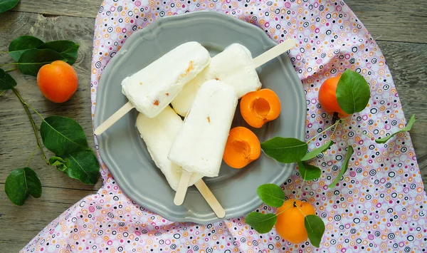 Eis Mit Zitrone Und Frischen Aprikosen — Stockfoto