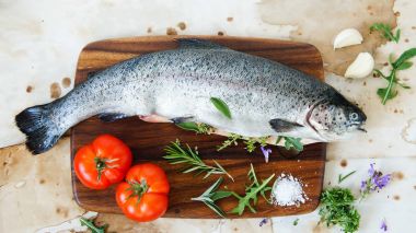 Somon taze, yemek hazır. lezzet otlar