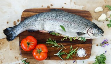 Somon taze, yemek hazır. lezzet otlar