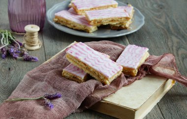 Kurabiye barlar, şeker buzlanma lavanta ile sırlı