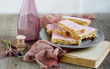 shortcrust pasta barlar, sırlı lavanta şeker buzlanma ile