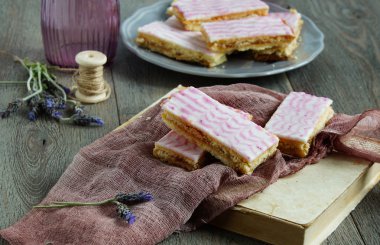 shortcrust pasta barlar, sırlı lavanta şeker buzlanma ile