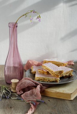 shortcrust pasta barlar, sırlı lavanta şeker buzlanma ile