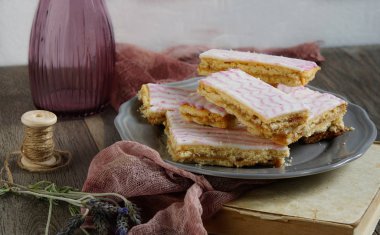 shortcrust pasta barlar, sırlı lavanta şeker buzlanma ile