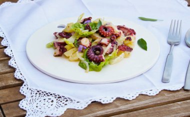 ahtapot salatası patates ile