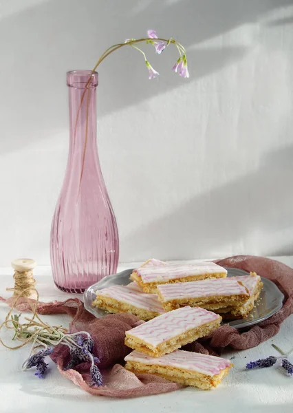 Caramelstroop Gebak Bars Geglazuurd Met Suiker Suikerglazuur Met Lavendel — Stockfoto