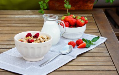 sağlıklı kahvaltı - hububat lyophilisate Ahududu ve taze çilek, süt, yumurta