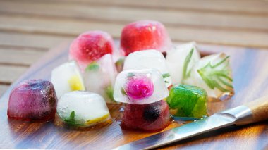 buz küpleri ile nane, limon, biberiye, kekik, kokteyller ve çay için çilek