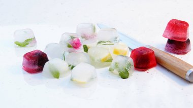 buz küpleri ile nane, limon, biberiye, kekik, kokteyller ve çay için çilek