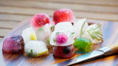 buz küpleri ile nane, limon, biberiye, kekik, kokteyller ve çay için çilek