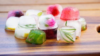 buz küpleri ile nane, limon, biberiye, kekik, kokteyller ve çay için çilek