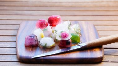 buz küpleri ile nane, limon, biberiye, kekik, kokteyller ve çay için çilek