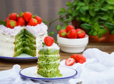 mascarpone krema ve çilek ile ıspanak pasta