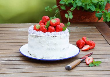 mascarpone krema ve çilek ile ıspanak pasta