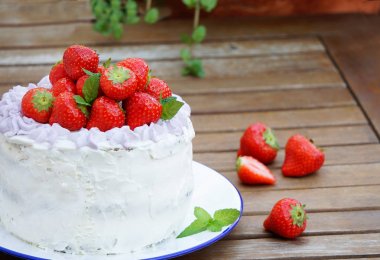 mascarpone krema ve çilek ile ıspanak pasta