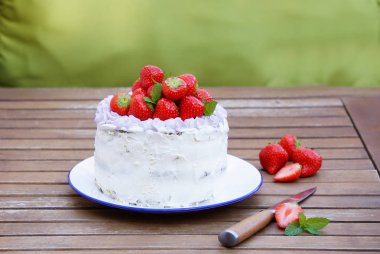 mascarpone krema ve çilek ile ıspanak pasta