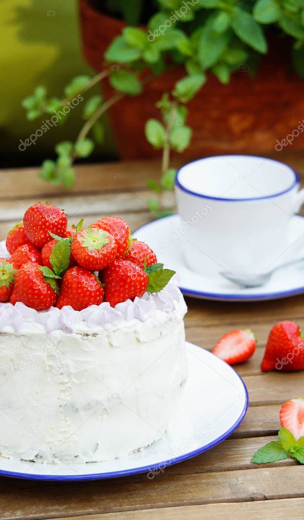 spinach cake with mascarpone cream and strawberry