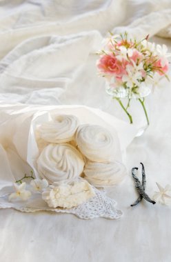 Zefir, Zephyr'i meyve ve meyve saf kırbaçlanan tarafından yapılan yumuşak şekerleme (çoğunlukla elma püresi) şeker ve yumurta akı ile bir türüdür