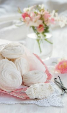 Zefir, Zephyr'i meyve ve meyve saf kırbaçlanan tarafından yapılan yumuşak şekerleme (çoğunlukla elma püresi) şeker ve yumurta akı ile bir türüdür