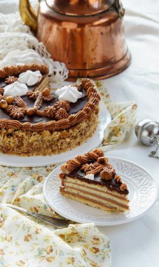 Leningradskiy, Shortcrust pasta katmanları ve çikolata tereyağı krema, Sovyet kek 