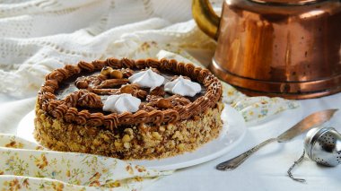 Leningradskiy, Shortcrust pasta katmanları ve çikolata tereyağı krema, Sovyet kek 