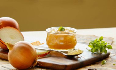 soğan marmelat (reçel) soğan lezzetli bir rustik ahşap üzerine