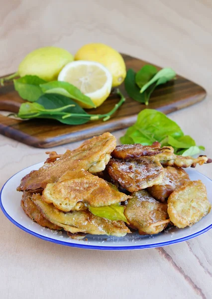 Paparajotes - Murcia, limon yapılan tipik tatlı hamur, toz şeker ve tarçın ile serpilir ile kapalı bırakır