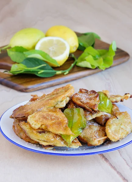 Paparajotes - Murcia, limon yapılan tipik tatlı hamur, toz şeker ve tarçın ile serpilir ile kapalı bırakır