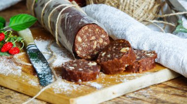 Bisküvi ve fındık ile çikolata salam