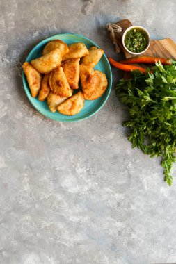 Empanadas de carne Argentinas con chimichurri salsa