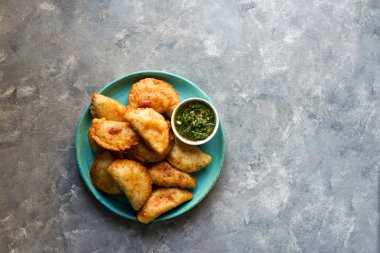 Empanadas de carne Argentinas con chimichurri salsa