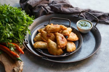 Empanadas de carne Argentinas con chimichurri salsa