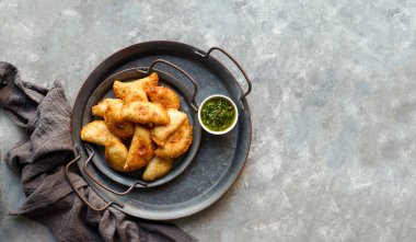 Empanadas de carne Argentinas con chimichurri salsa