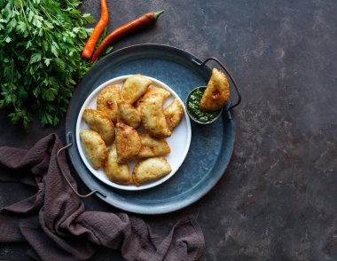 Empanadas de carne Argentinas con chimichurri salsa