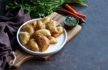 Soslu kızarmış Latin Amerika böreği. Üst görünüm.