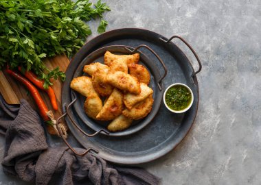 Empanadas de carne Argentinas con chimichurri salsa