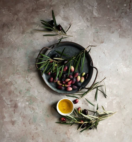 Fundo Alimentar Com Ramo Oliveira Guardanapo Prato Talheres Faca Garfo — Fotografia de Stock