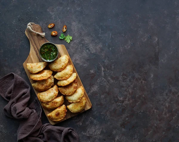 Lateinamerikanische Gebratene Empanadas Mit Sauce Ansicht Von Oben — Stockfoto