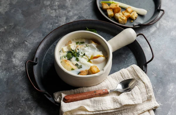 Changua - colombiansk ägg- och mjölksoppa, tipisk soppa till frukost i Bogota — Stockfoto