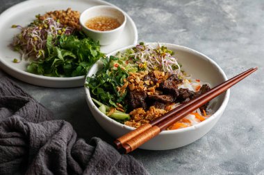 Bir kase geleneksel Vietnam erişte salatası - Bun Bo Nam Bo, sığır eti, pirinç eriştesi, taze otlar, sebze turşusu ve balık soslu.